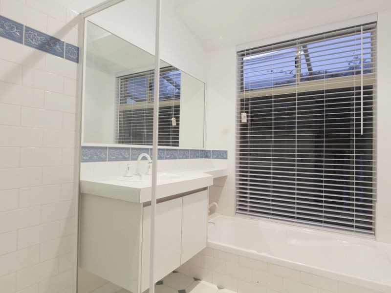 4 Walmer Place, Orelia WA 6167