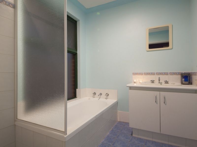 8 Hueston Lookout, Leda WA 6170