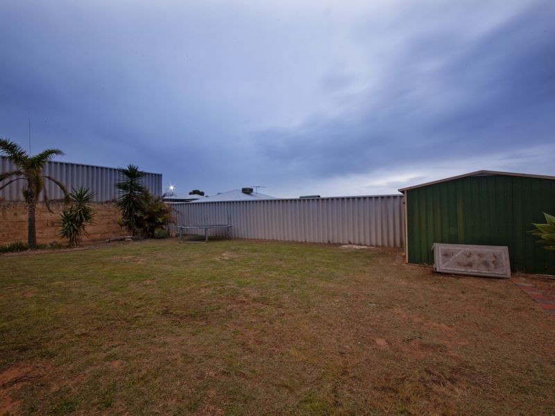 8 Hueston Lookout, Leda WA 6170