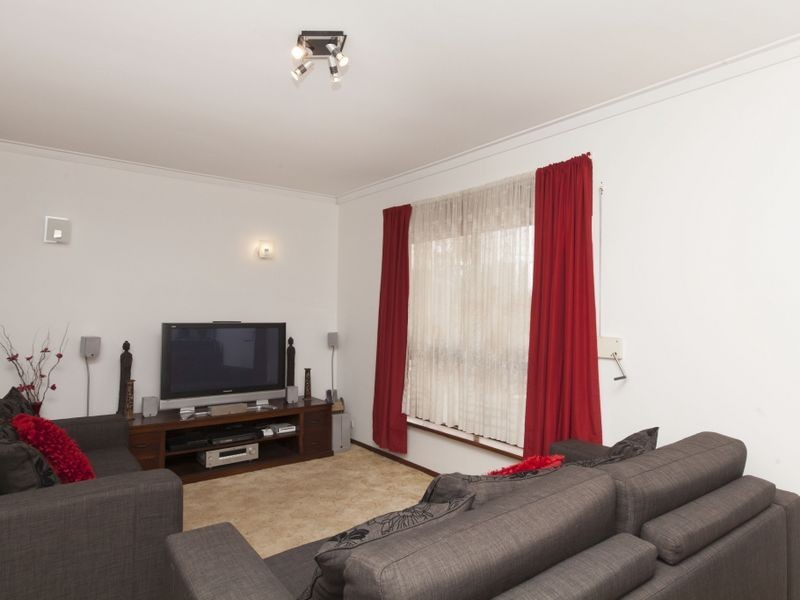 24 Gamblin Way, Parmelia WA 6167