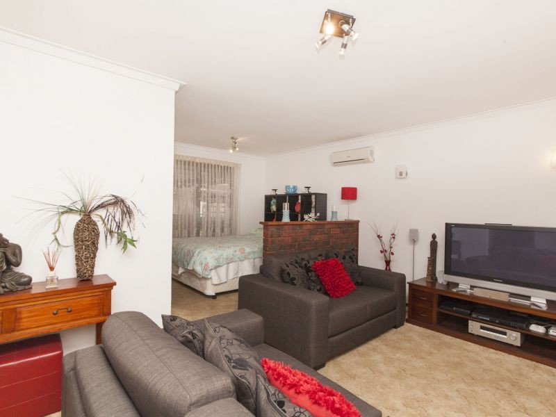 24 Gamblin Way, Parmelia WA 6167