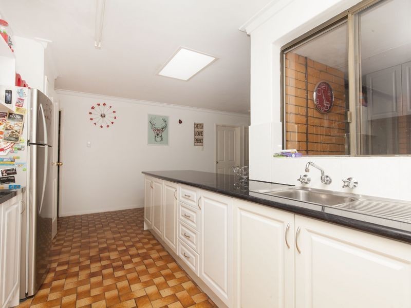 24 Gamblin Way, Parmelia WA 6167