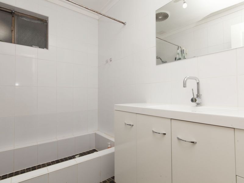 24 Gamblin Way, Parmelia WA 6167