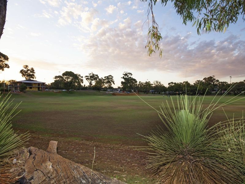 3 Canham Way, Orelia WA 6167