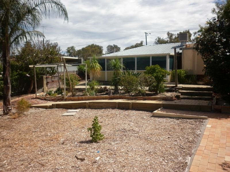 18 Morrit Way, Parmelia WA 6167