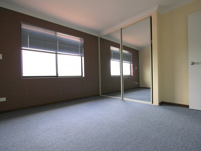 10 Campden Loop, Parmelia WA 6167