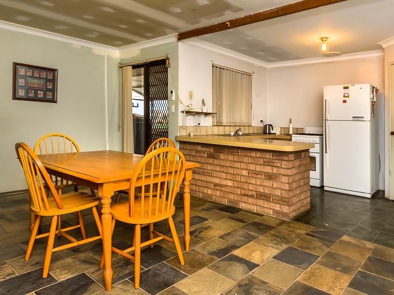 16 Cimbor Way, Parmelia WA 6167