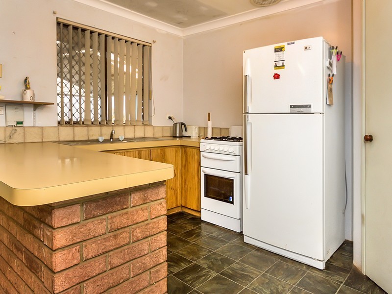 16 Cimbor Way, Parmelia WA 6167