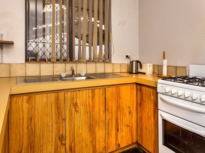 16 Cimbor Way, Parmelia WA 6167