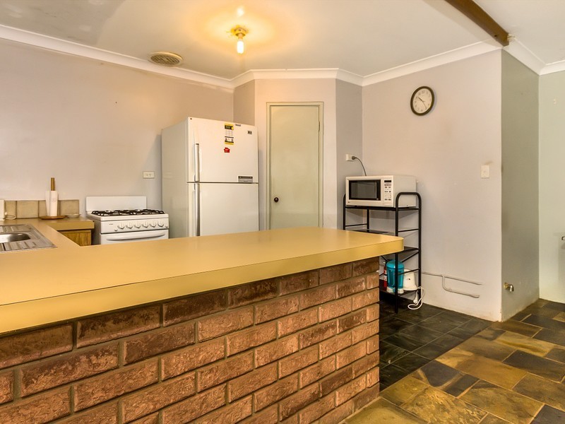 16 Cimbor Way, Parmelia WA 6167