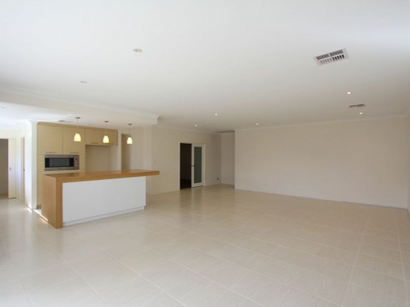 14 Shaftesbury Way, Wellard WA 6170