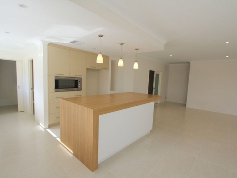 14 Shaftesbury Way, Wellard WA 6170