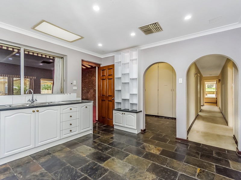 11 Littlemore Road, Orelia WA 6167