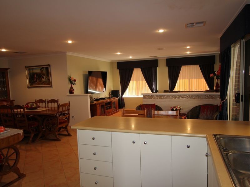 12 Colchester Avenue, Orelia WA 6167