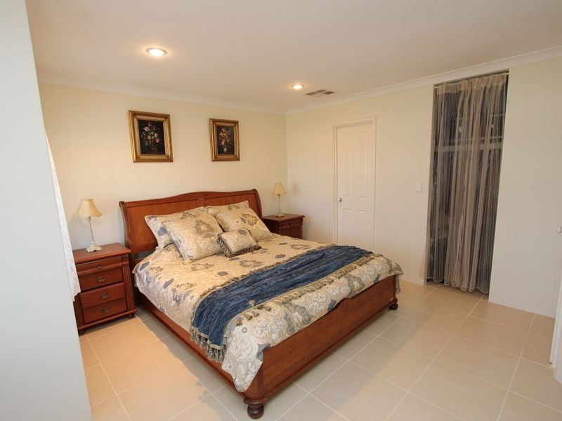 12 Colchester Avenue, Orelia WA 6167