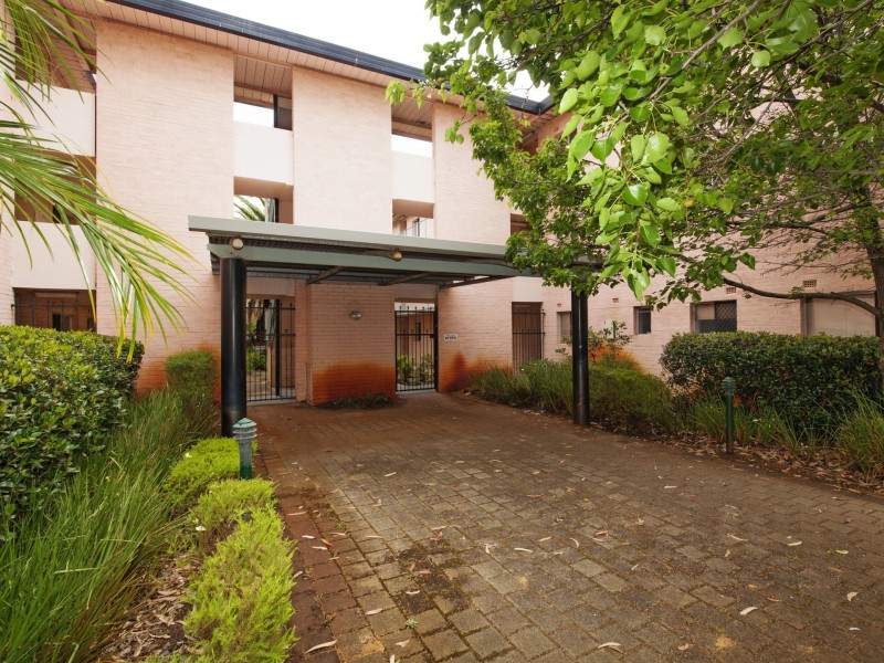 16/4 Canham Way, Orelia WA 6167