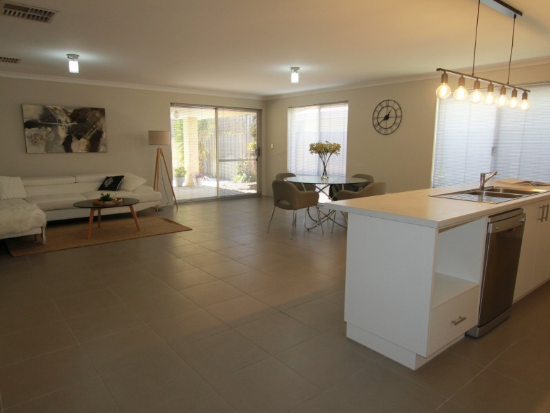 16 Moonstone Parkway, Wellard WA 6170