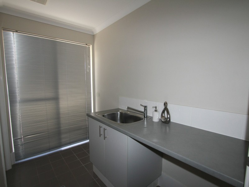 16 Moonstone Parkway, Wellard WA 6170