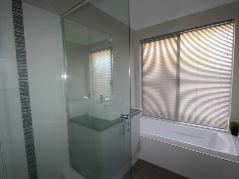 16 Moonstone Parkway, Wellard WA 6170