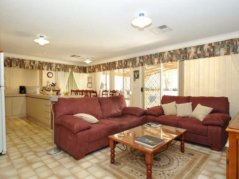 4 Salter Place, Parmelia WA 6167