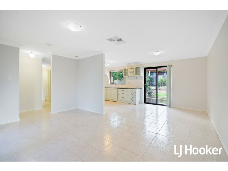 30 Tanson Rd, Parmelia WA 6167