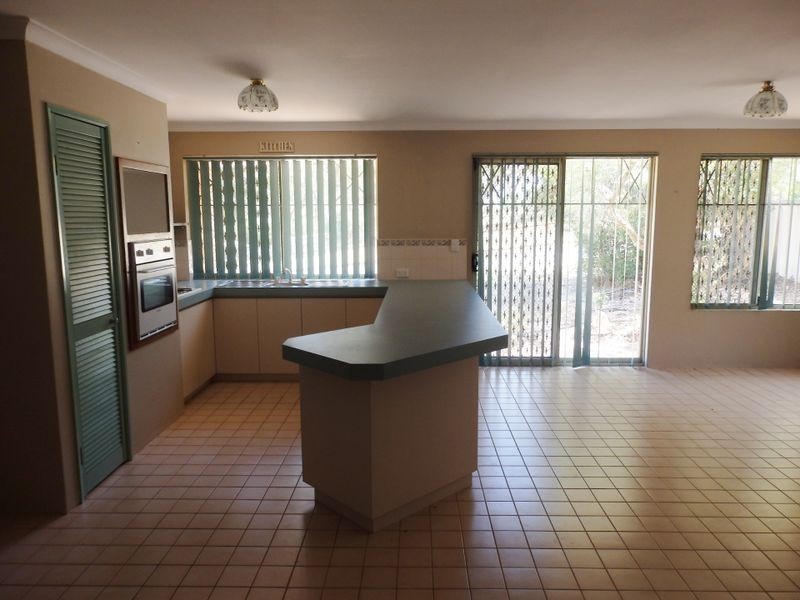 8 Whyatt Green, Leda WA 6170