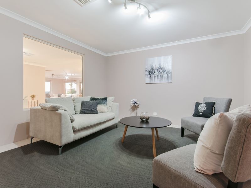 6 Holyrood Close, Orelia WA 6167