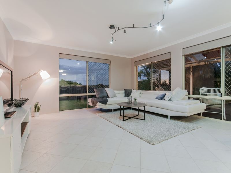 6 Holyrood Close, Orelia WA 6167