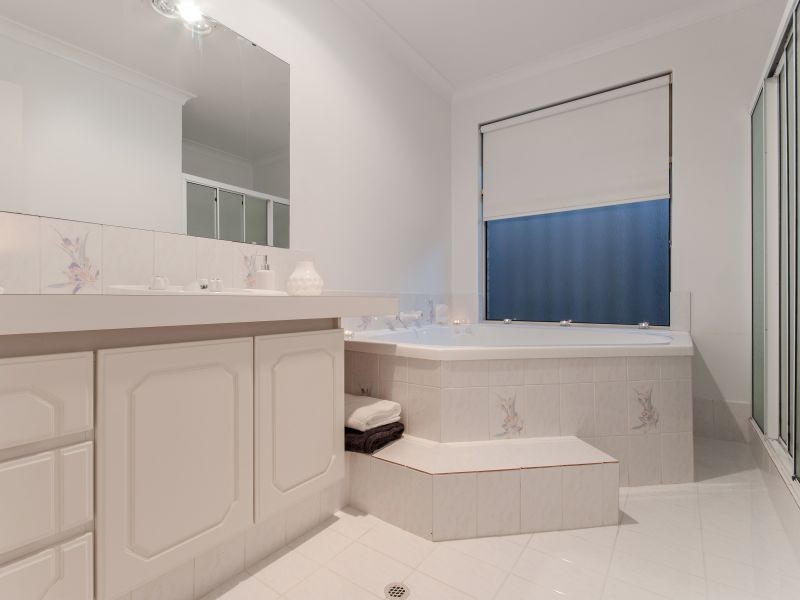 6 Holyrood Close, Orelia WA 6167