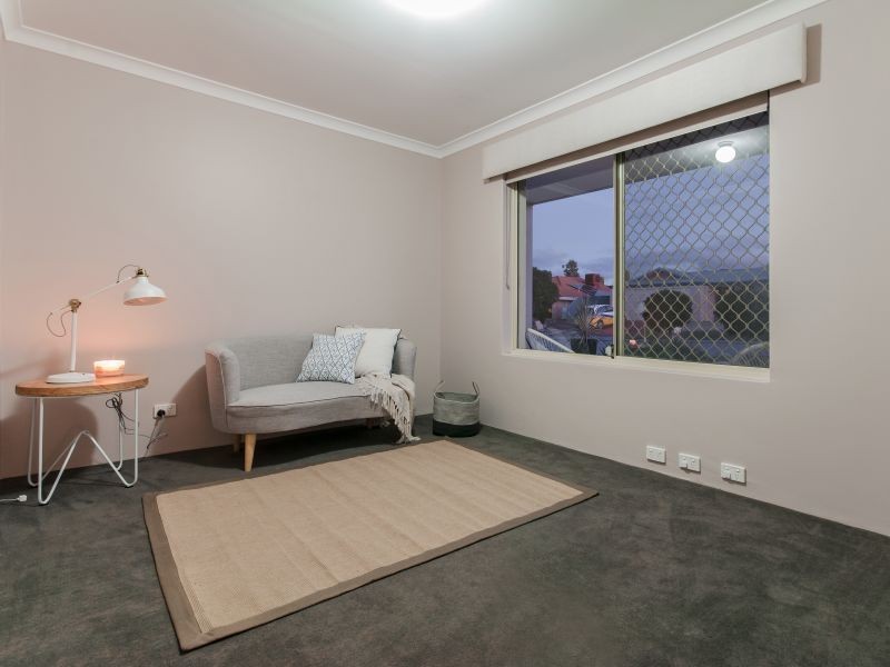 6 Holyrood Close, Orelia WA 6167