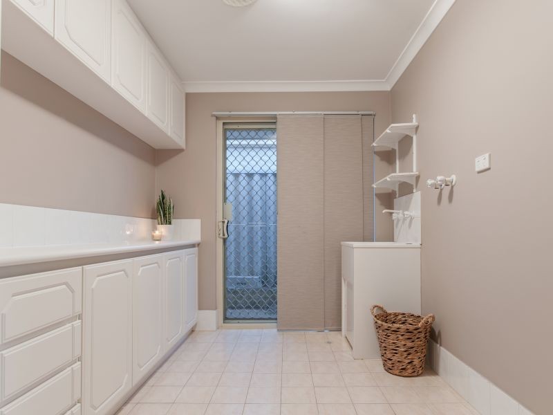 6 Holyrood Close, Orelia WA 6167