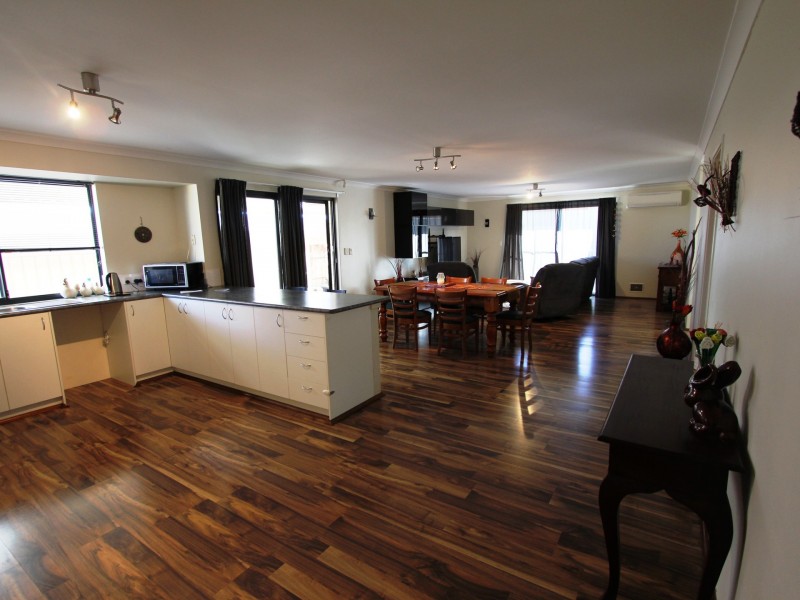 5 Featherstone Road, Orelia WA 6167