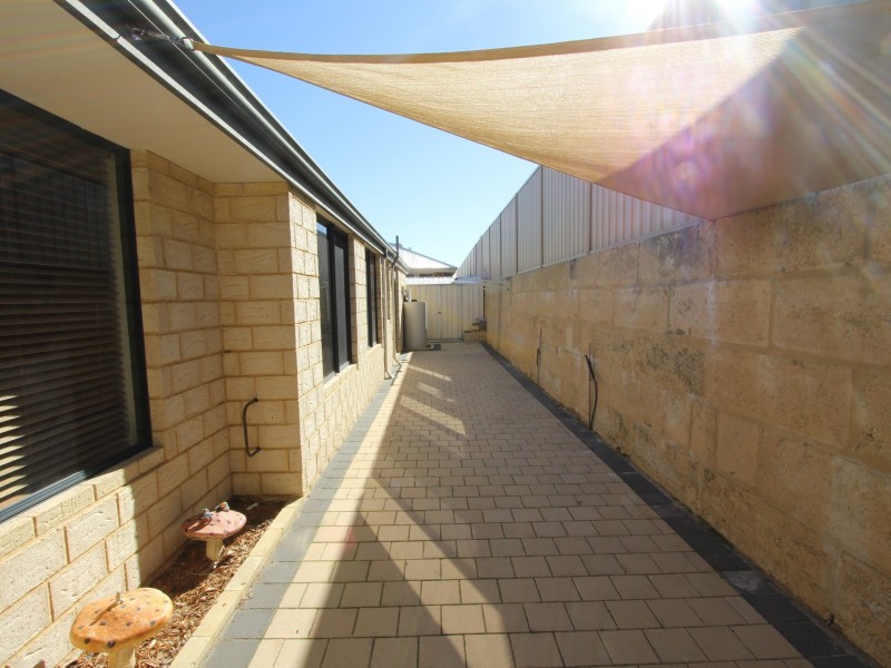 5 Featherstone Road, Orelia WA 6167