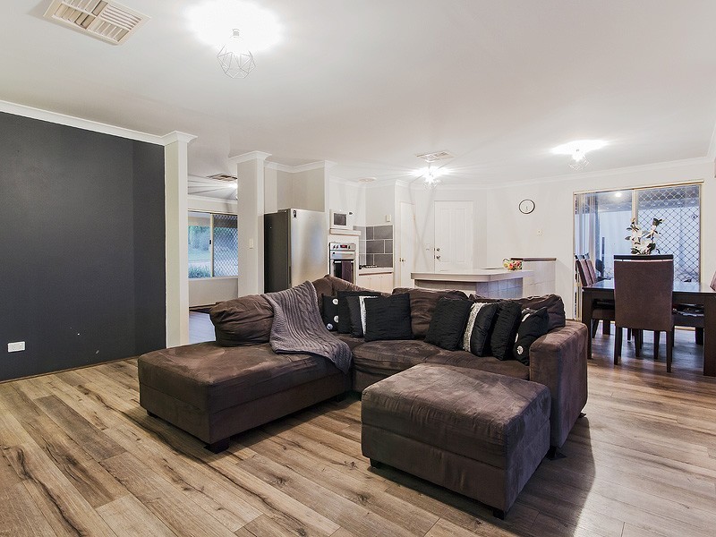 12 Hampshire Gardens, Parmelia WA 6167