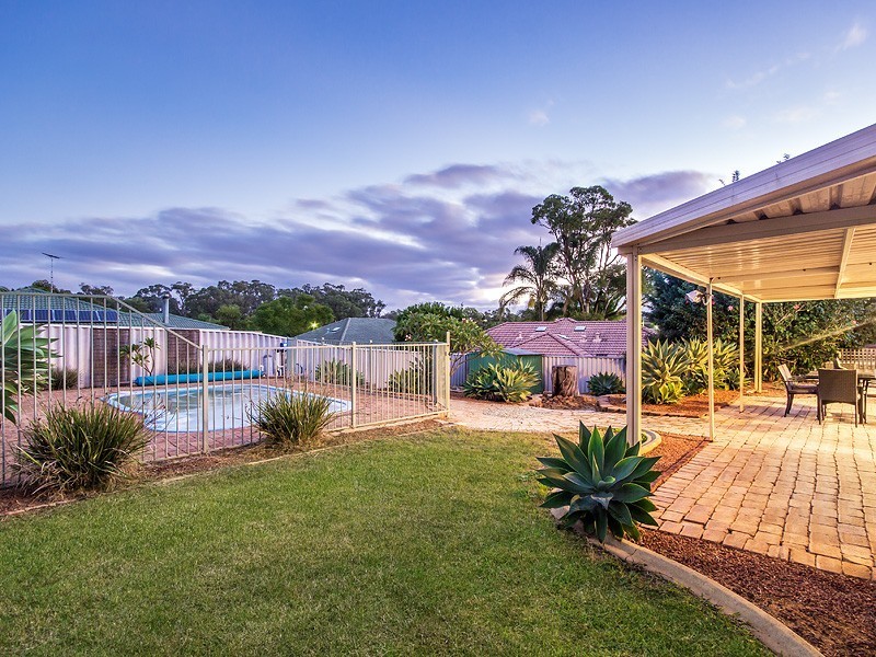 12 Hampshire Gardens, Parmelia WA 6167
