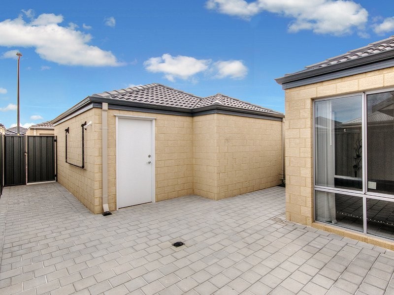 6 Breccia Parade, Wellard WA 6170