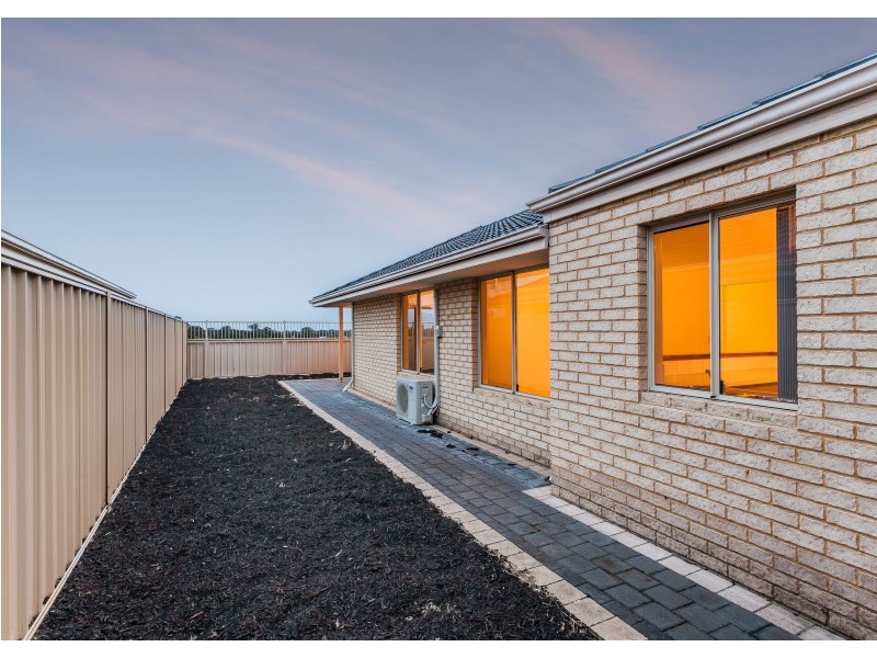 13 Bampton Road, Orelia WA 6167