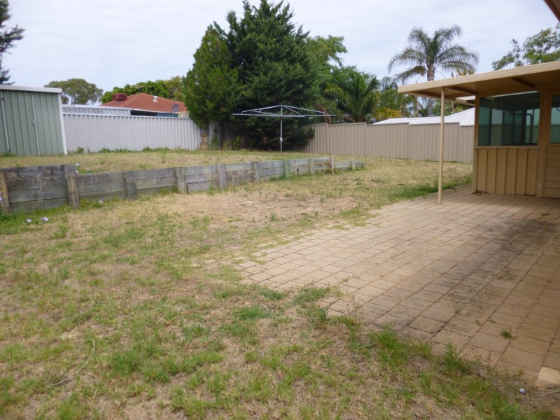 16 Tuart Ridge, Parmelia WA 6167