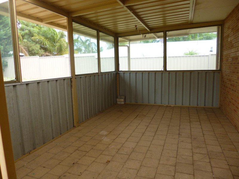 16 Tuart Ridge, Parmelia WA 6167