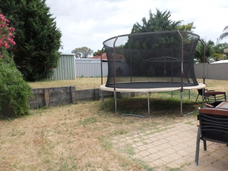 16 Tuart Ridge, Parmelia WA 6167