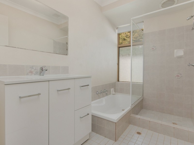 2 Riley Place, Leda WA 6170