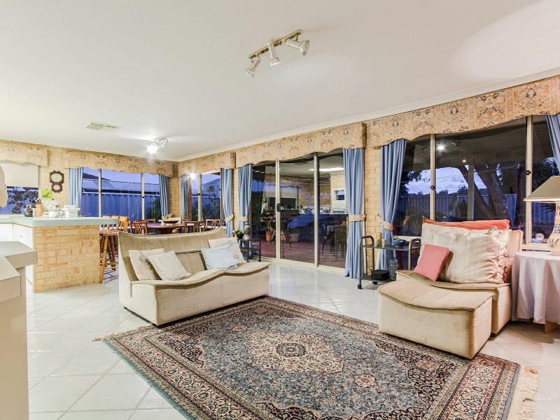 8 Nottingham Parkway, Orelia WA 6167