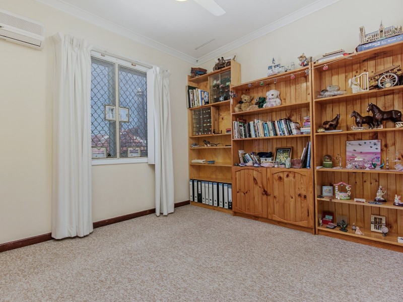 30 Hennessy Ave, Orelia WA 6167