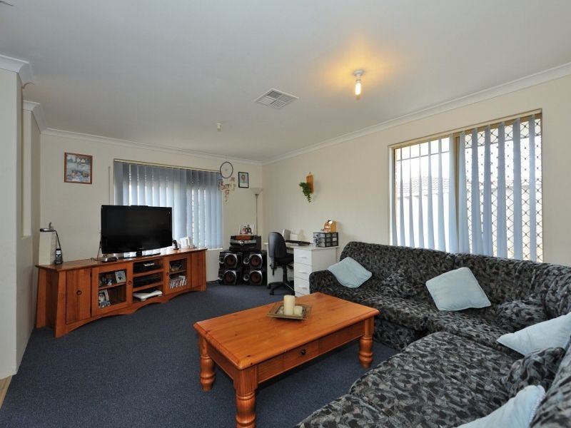 13 Simmons Loop, Parmelia WA 6167