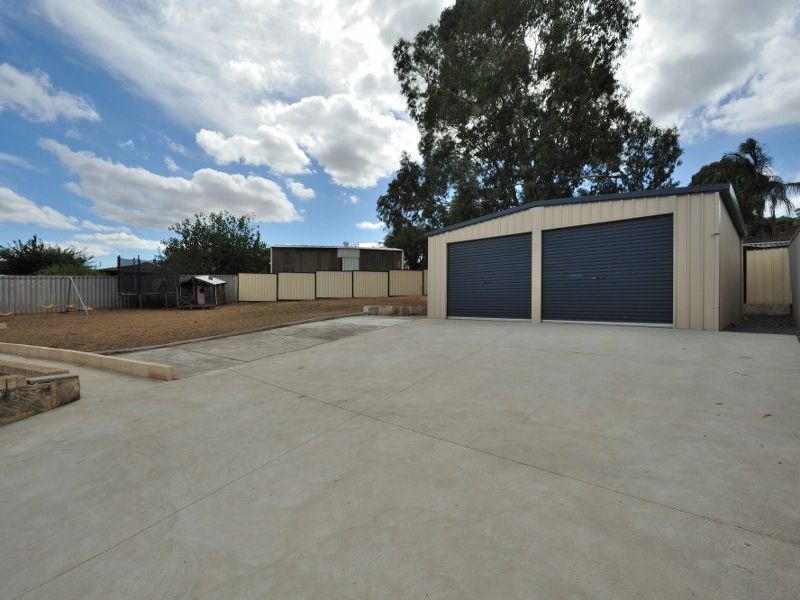13 Simmons Loop, Parmelia WA 6167
