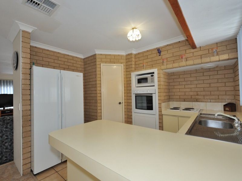 13 Simmons Loop, Parmelia WA 6167