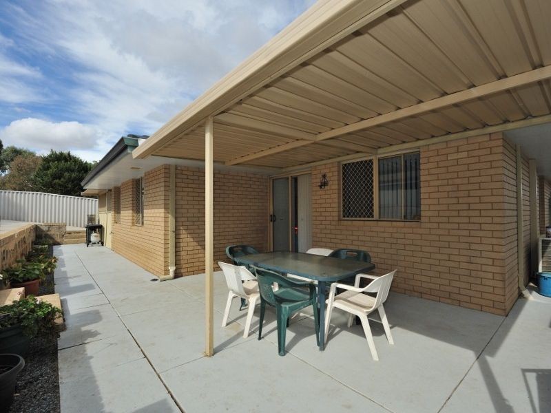 13 Simmons Loop, Parmelia WA 6167