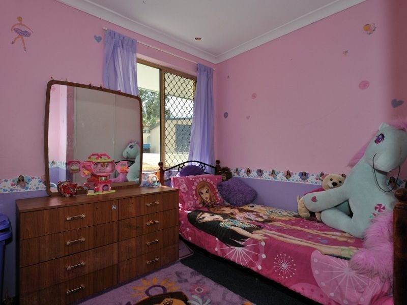 13 Simmons Loop, Parmelia WA 6167