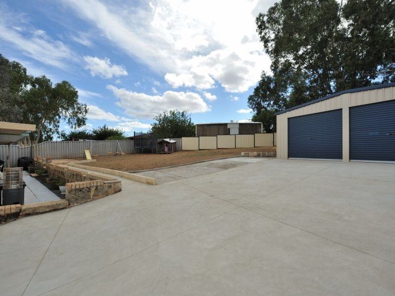 13 Simmons Loop, Parmelia WA 6167