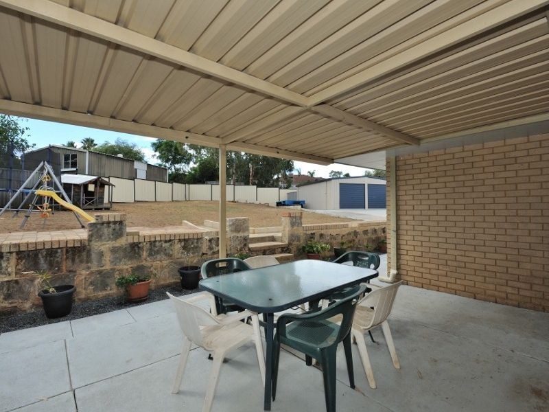 13 Simmons Loop, Parmelia WA 6167